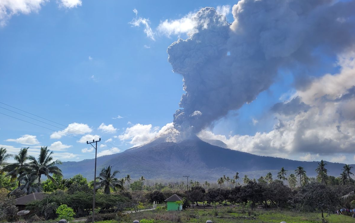 Evakuasi Warga dan Harta Benda di Wilayah Terdampak Erupsi Gunung Lewotobi Laki-laki