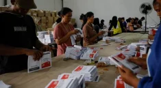 Para Pemilih Menuju Tempat Pemungutan Suara dalam Pemilihan Sela Daerah
