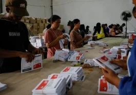 Para Pemilih Menuju Tempat Pemungutan Suara dalam Pemilihan Sela Daerah