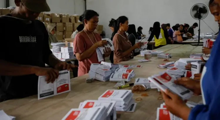 Para Pemilih Menuju Tempat Pemungutan Suara dalam Pemilihan Sela Daerah