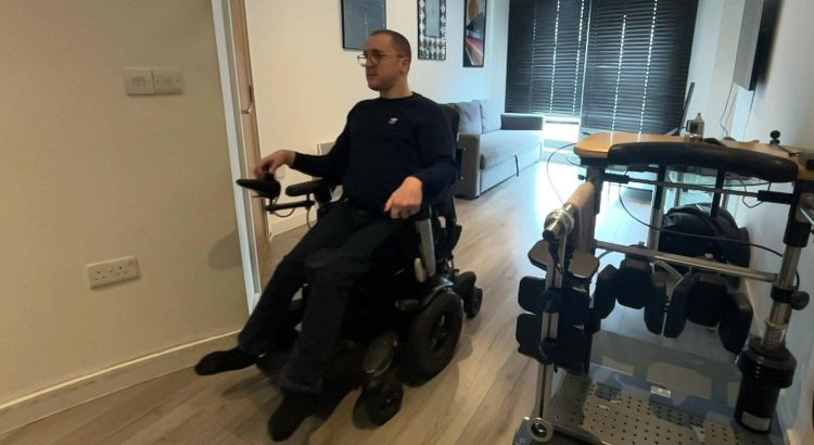 Pengguna Kursi Roda Terjebak di Flat Setelah Lift Rusak