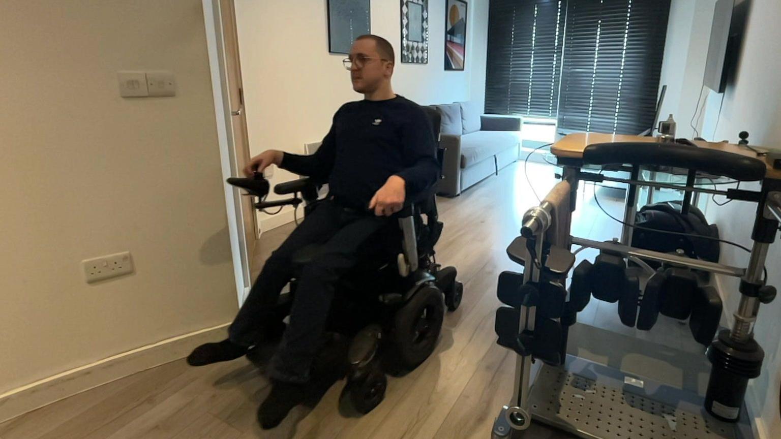 Pengguna Kursi Roda Terjebak di Flat Setelah Lift Rusak