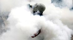 Seorang Pengunjuk Rasa Diselimuti Awan Gas Air Mata
