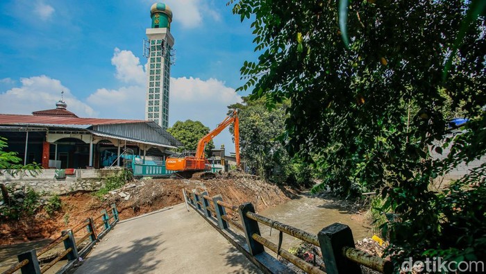 Jembatan Kampung Tambun-Cibitung Putus Diterjang Arus
